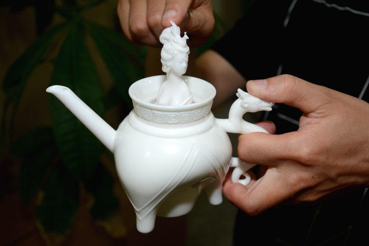 “貴妃醉酒”白瓷分酒器隨著白酒慢慢倒入，“楊貴妃”也慢慢浮出水面，猶如剛剛出浴